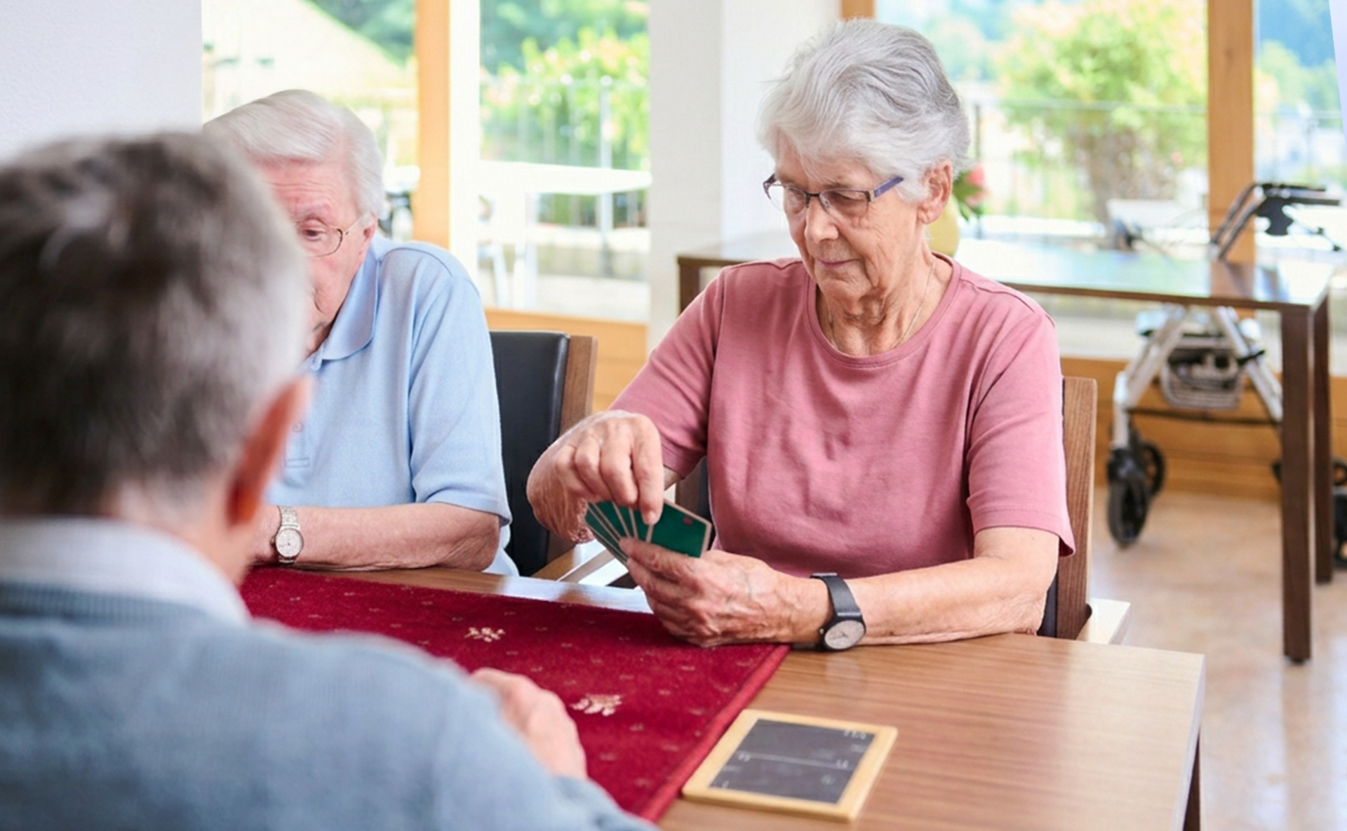 Freiwiligenarbeit im Landhaus Neuenegg Eine Gruppe von Bewohnenden sitzen an einem Tisch und spielen Karten