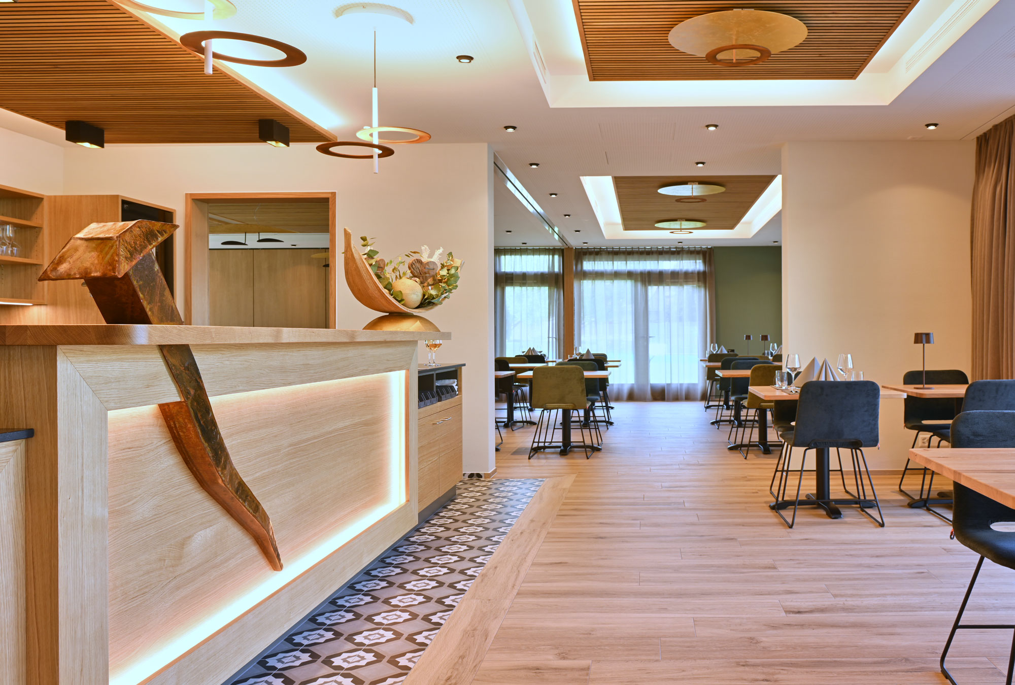 Blick in das moderne Restaurant Le Clou in Neuenegg