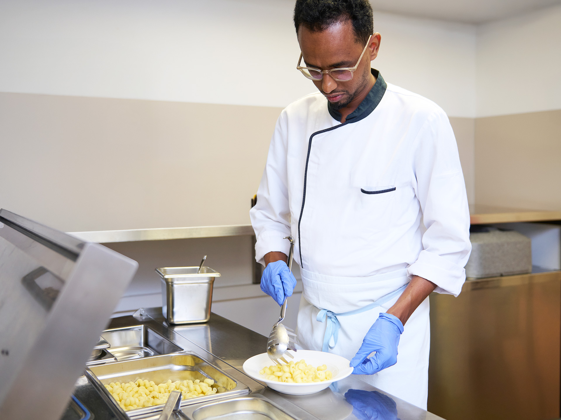 Offene Stellen Gastronomie am Landhaus Neuenegg Ein Koch teilt Essen aus
