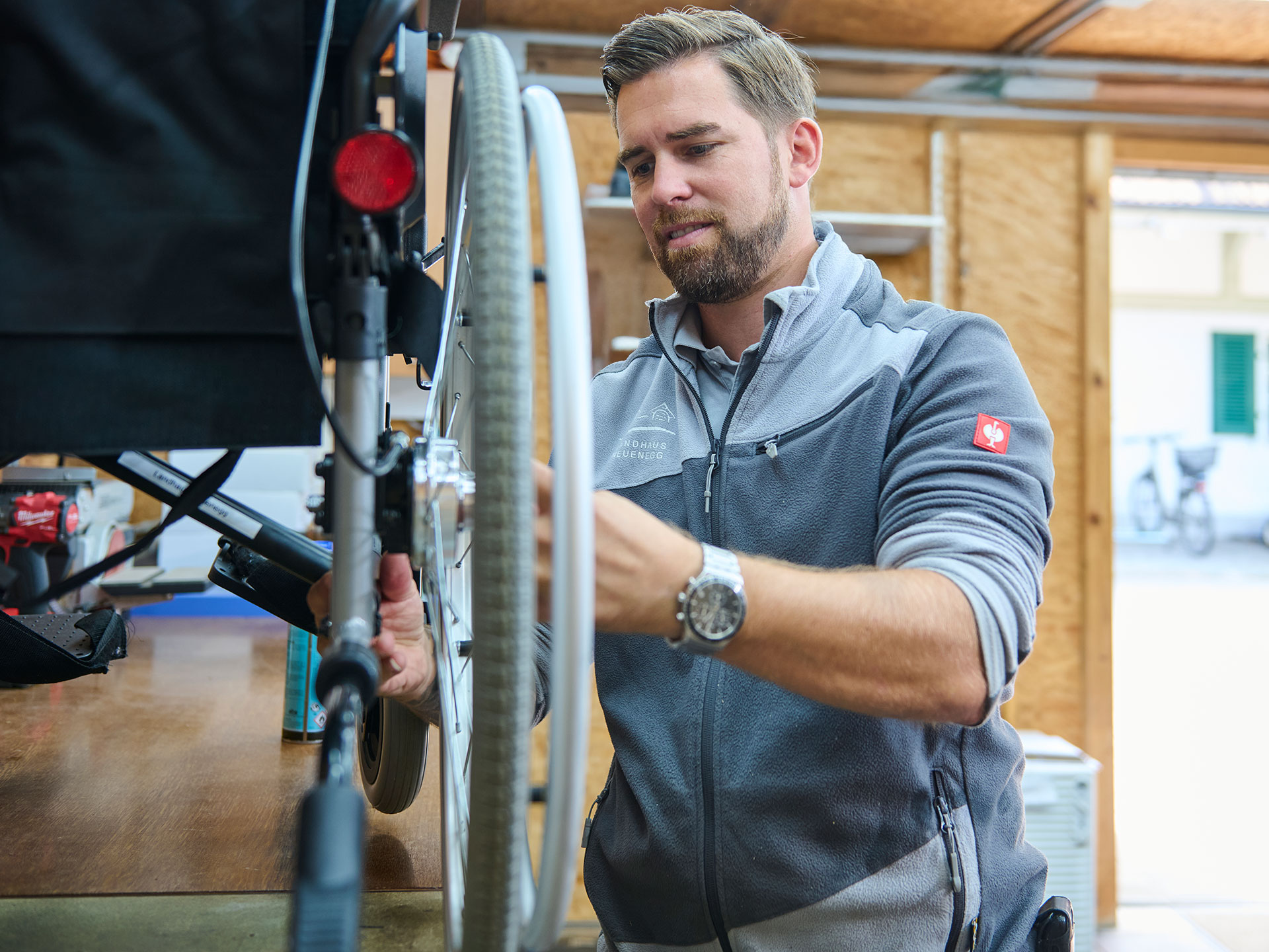 Offene Stellen Technik und Unterhalt am Landhaus Neuenegg Ein Mitarbeiter repariert einen Rollstuhl